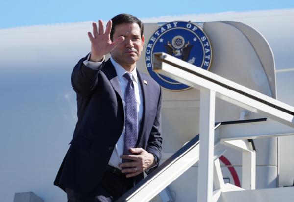 Le secrétaire d'Etat américain Marco Rubio à l'aéroport de Lisbonne, le 8 octobre 2026 au Portugal