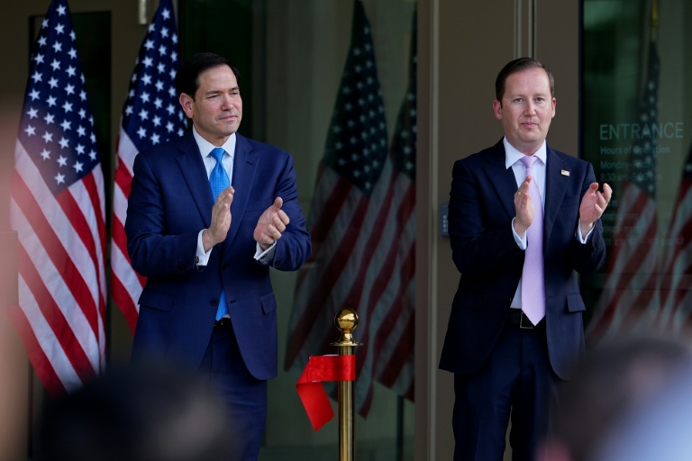 Marco Rubio (g) et l'ambassadeur américain en Inde Sergio Gor à leur ambassade à New Delhi le 23 mai 2026.