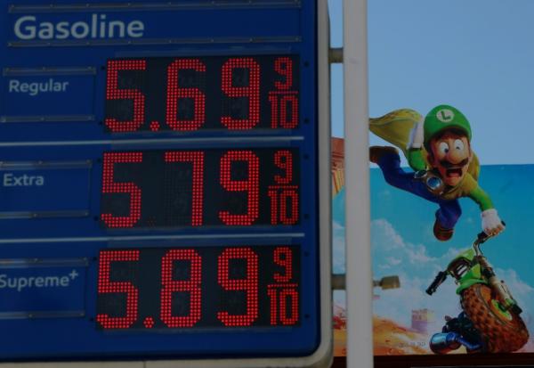 Des prix de carburants affichés dans une station-service le 11 mars 2026 à Los Angeles, aux Etats-Unis