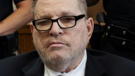 L'ancien producteur de cinéma hollywoodien Harvey Weinstein devant la Cour suprême pénale de Manhattan, lors de son nouveau procès à New York, le 15 mai 2026