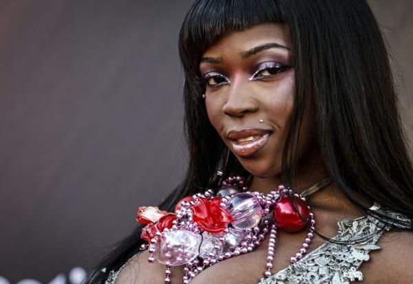 La chanteuse et rappeuse franco-congolaise Theodora à son arrivée à la 4e édition des Flammes à la Seine Musicale, à Boulogne-Billancourt, dans les Hauts-de-Seine, le 23 avril 2026