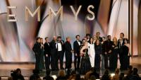 La scénariste américaine Katie Dippold et des membres de la distribution acceptent le prix de la meilleure série comique pour "Widow's Bay" lors de la 78e cérémonie des Emmy Awards au Peacock Theatre du LA Live, à Los Angeles, le 14 septembre 2026