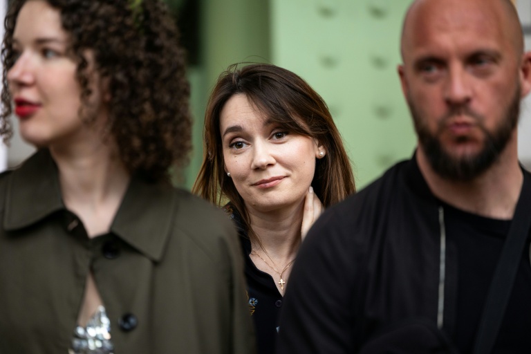 Xenia Fedorova, au centre, le 12 avril 2025, à Paris