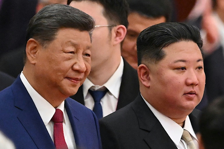 Le président chinois Xi Jinping (à gauche) et le dirigeant nord-coréen Kim Jong Un le 3 septembre 2025 lors d'un défilé marquant la fin de la Seconde Guerre mondiale, à Pékin