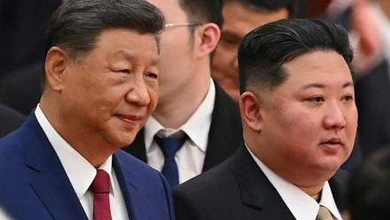 Le président chinois Xi Jinping (g) et le dirigeant nord-coréen Kim Jong Un, le 3 septembre 2025 à Pékin