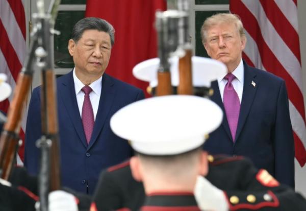 Le président chinois Xi Jinping (g) et le président américain Donald Trump assistent à une revue militaire dans la roseraie de la Maison Blanche, à Washington, le 24 septembre 2026