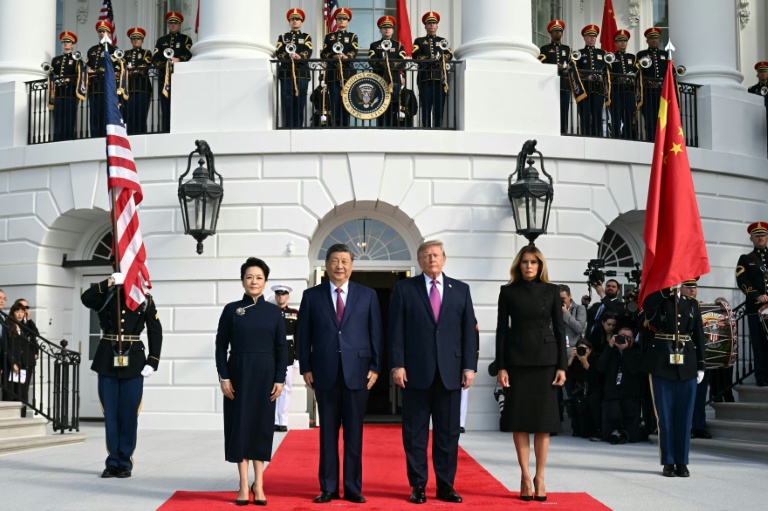 Le président américain Donald Trump (2e d) et la Première dame Melania Trump accueillent le président chinois Xi Jinping (2e g) et son épouse Peng Liyuan à leur arrivée à la Maison Blanche, à Washington, le 24 septembre 2026