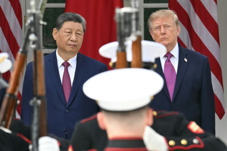 Le président chinois Xi Jinping (g) et le président américain Donald Trump assistent à une revue militaire dans la roseraie de la Maison Blanche, à Washington, le 24 septembre 2026