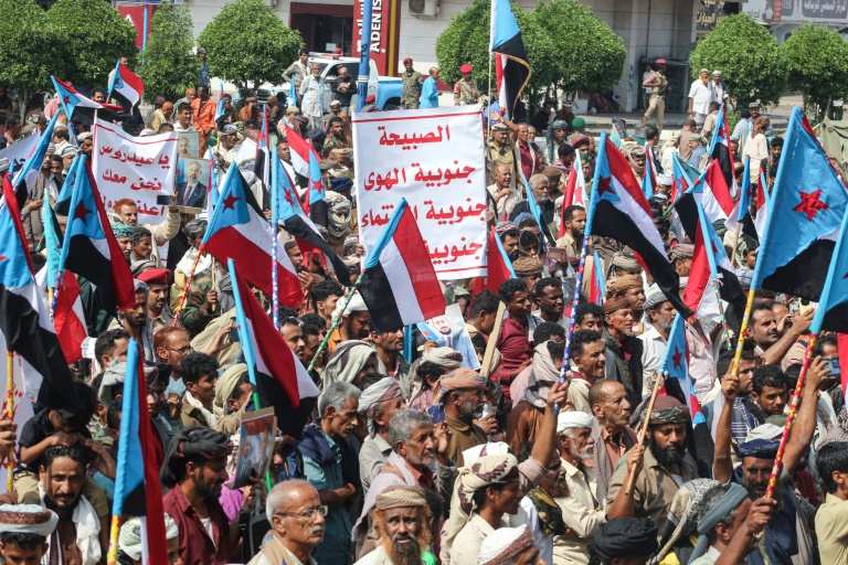 De membres de tribus manifestent leur soutien au mouvement séparatiste sudiste à Aden, dans le sud du Yémen, le 14 décembre 2025