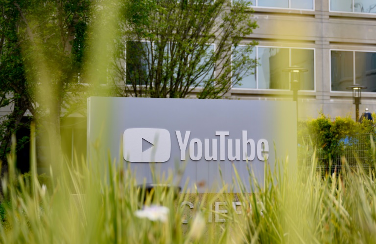 Le logo de YouTube, qui fête ses 20 ans, au siège de l'entreprise à San Bruno, le 23 avril 2025 en Californie