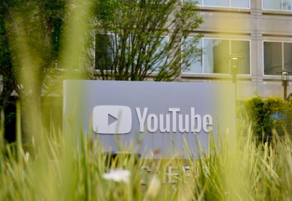 Le logo de YouTube, qui fête ses 20 ans, au siège de l'entreprise à San Bruno, le 23 avril 2025 en Californie
