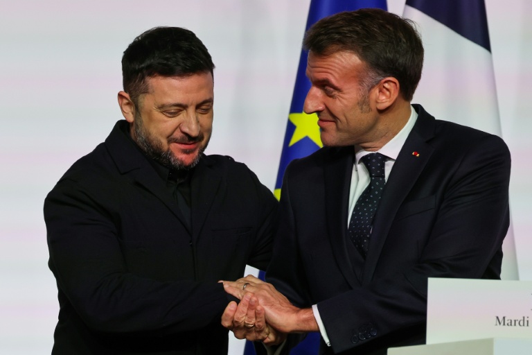 Le président français Emmanuel Macron (f) et son homologue ukrainien Volodymyr Zelensky à l'occasion d'une conférence de presse, le 6 janvier 2026 à Paris