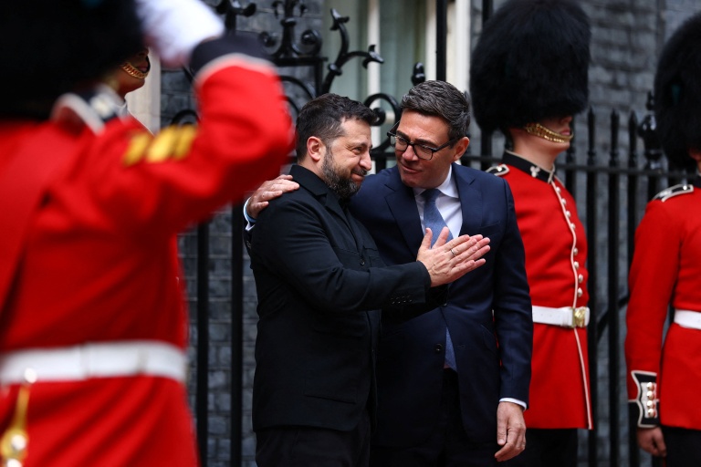 Le Premier ministre britannique Andy Burnham (d) accueille le président ukrainien Volodymyr Zelensky sur le perron de Downing Street, à Londres, le 14 octobre 2026
