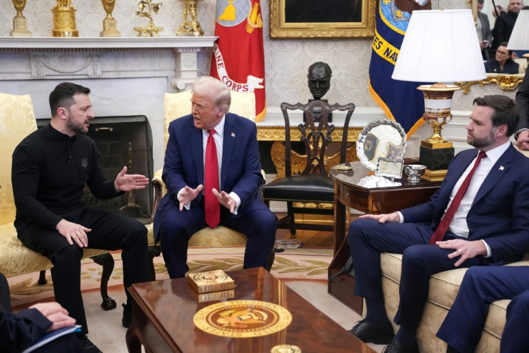 Le président américain Donald Trump (au centre) et le vice-président JD Vance (d.) rencontrent le président ukrainien Volodymyr Zelensky dans le Bureau ovale de la Maison Blanche, le 28 février 2025 à Washington