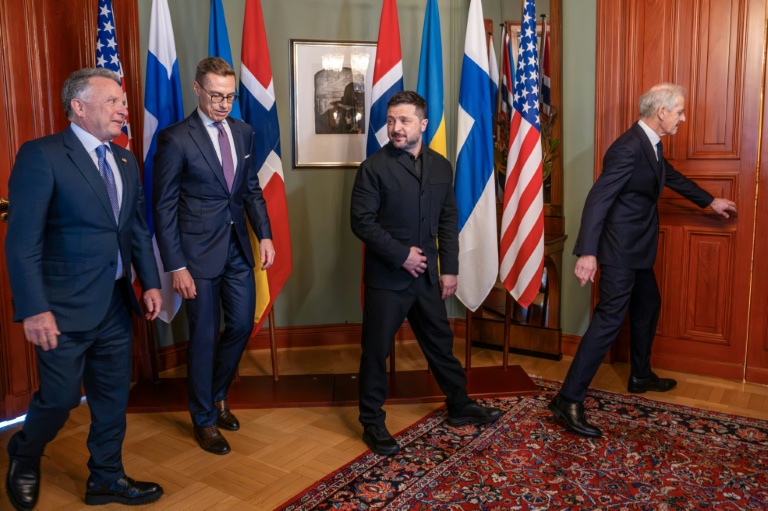 (g-d) L’envoyé spécial américain Steve Witkoff, le président finlandais Alexander Stubb, le président ukrainien Volodymyr Zelensky et le Premier ministre norvégien Jonas Gahr Støre entrent dans une salle pour une réunion consacrée à la situation en Ukraine, le 20 octobre 2026 à Oslo en Norvège