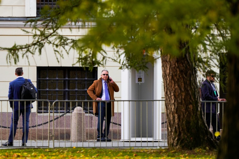 L’envoyé spécial américain Steve Witkoff (c) parle au téléphone devant le Palais royal, avant des discussins sur la situation en Ukraine, le 20 octore 2026 à Oslo, en Norvège