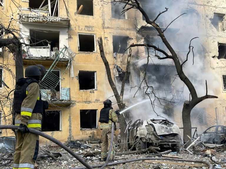 Photo diffusée par le Service ukrainien des situations d’urgence le 20 octobre 2026 montrant des secouristes luttant contre un incendie dans un immeuble résidentiel après une attaque aérienne à Kramatorsk, dans la région de Donetsk, en Ukraine