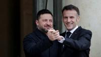 Le président français Emmanuel Macron (d) et son homologue ukrainien Volodymyr Zelensky sur le perron de l'Elysée, le 13 mars 2026 à Paris