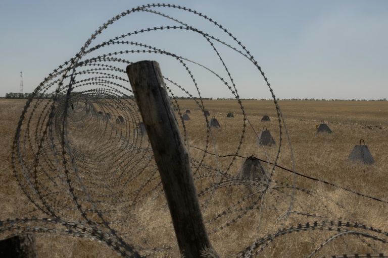 Des barbelés dans un champ dans la région de Dnipropetrovsk, le 9 juillet 2025, en Ukraine