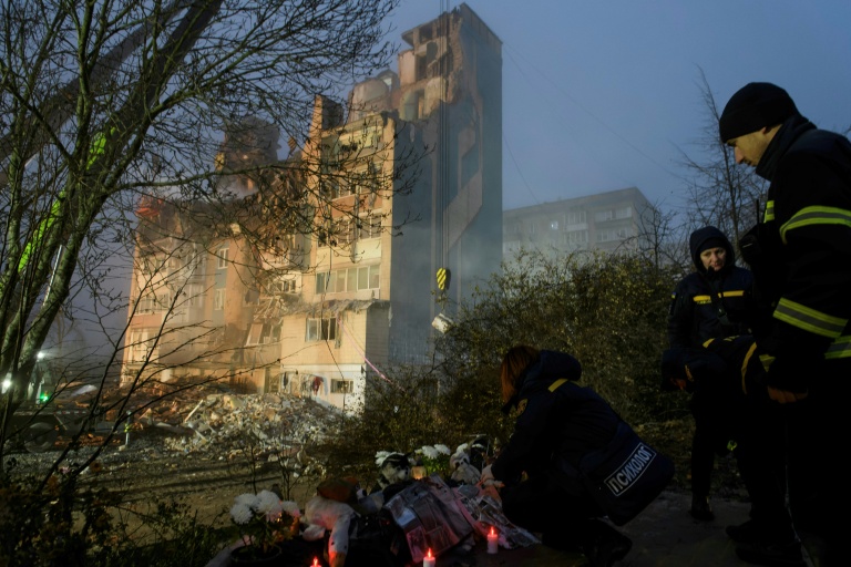 Les secours s'affairent au lendemain d'une frappe russe qui a fait au moins 31 morts dont six enfants à Ternopil dans l'ouest de l'Ukraine le 19 novembre 2025