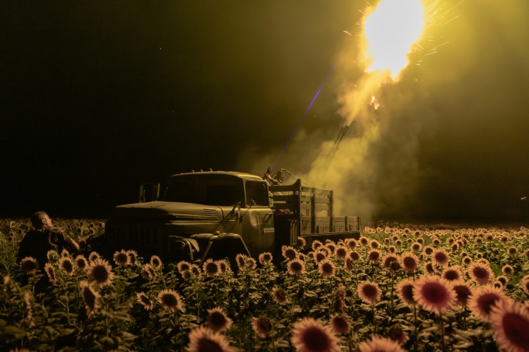 Des militaires ukrainiens tirent avec un canon antiaérien de fabrication soviétique sur un drone russe depuis un champ de tournesols, lors d'une attaque aérienne près de Pavlograd, dans la région de Dnipropetrovsk, le 19 juillet 2025