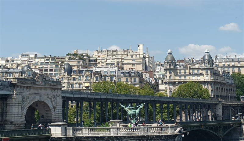 Clôture Paris : le CAC 40 débute la semaine en baisse