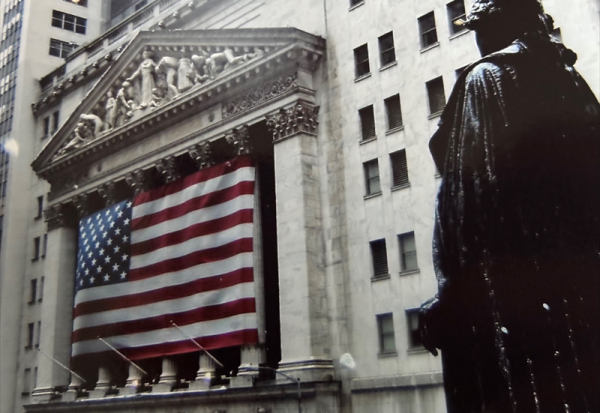 Marchés : un nombre record d'investisseurs jugent les actions américaines surévaluées