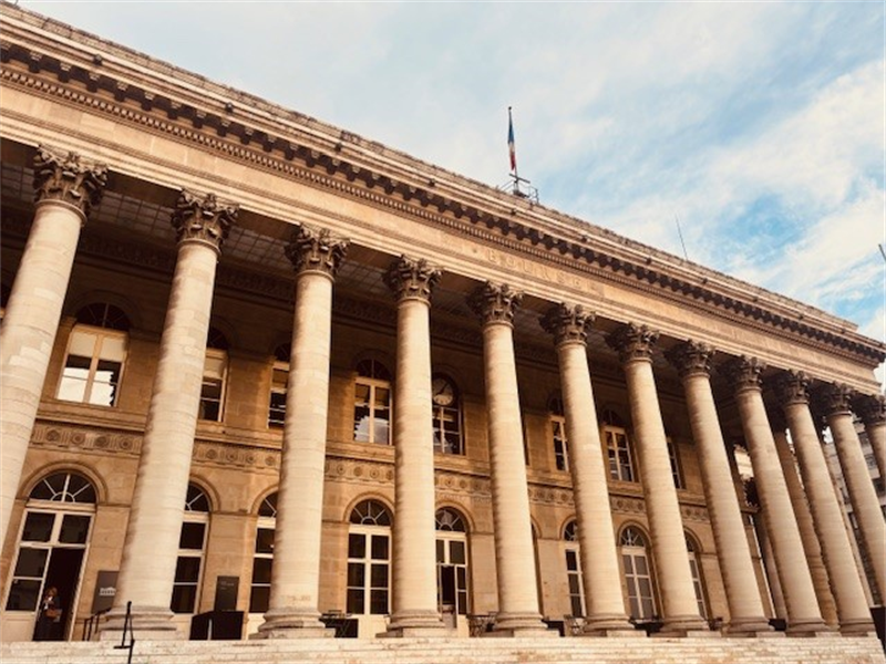 Mi-séance Paris : le CAC 40 sous pression, rebond du pétrole et des taux