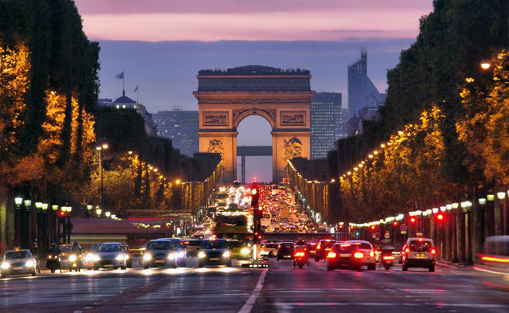 Mi-séance Paris : le Luxe pèse encore sur la tendance, la Défense en soutien