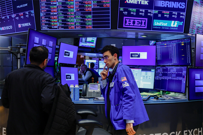 Wall Street campe proche des sommets avant la vague des résultats