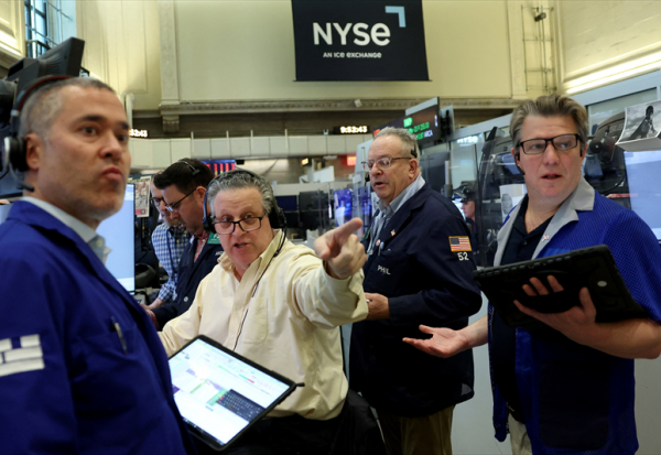 Wall Street dans le rouge, sur fond d'incertitude géopolitique persistante