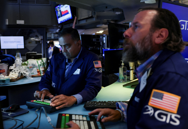 Wall Street hésite sur les sommets, S&P stable