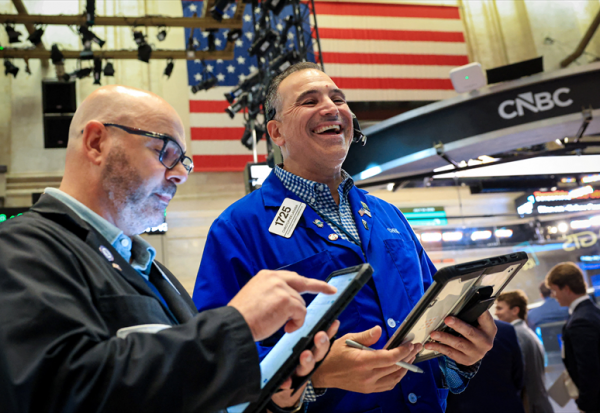Wall Street : le Nasdaq mène le rebond, alors que les cours du brut retombent