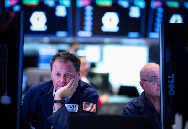 Wall Street retombe après les records