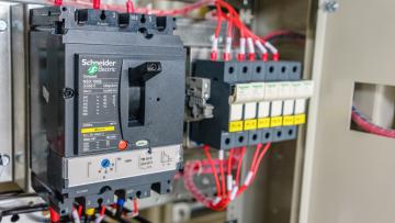 Schneider Electric rationalise sa production en France et investit 150 millions d'euros