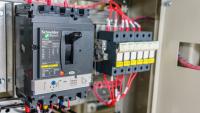 Schneider Electric reste sous pression, J.P. Morgan dégrade et préfère Legrand
