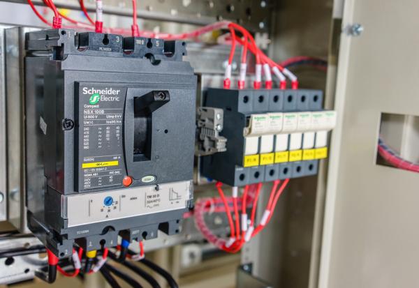 Schneider Electric s'allie à Foxconn dans l'IA